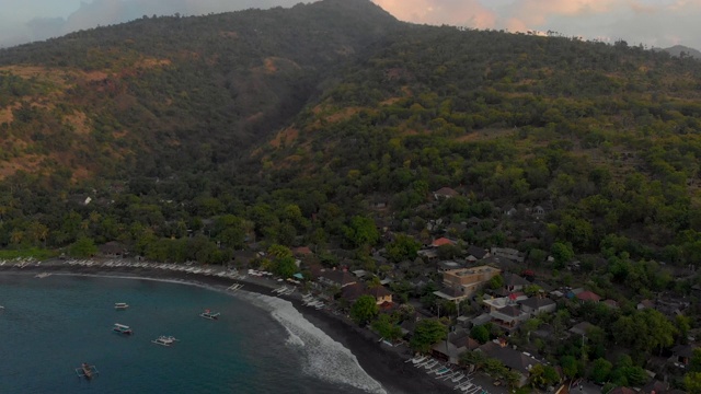 阿米德地区美丽的Jemeluk海湾的航拍。在艾湄湾日落。巴厘岛之旅概念视频素材