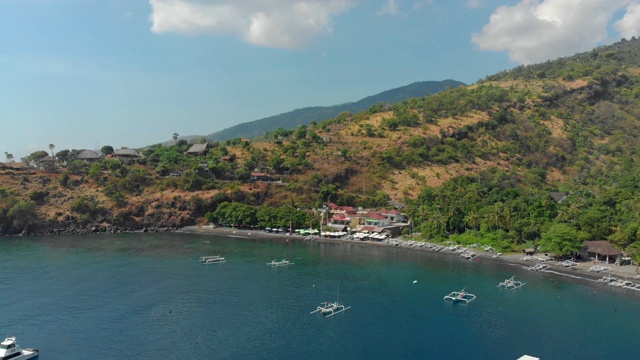 阿米德地区美丽的Jemeluk海湾的航拍。巴厘岛之旅概念视频素材