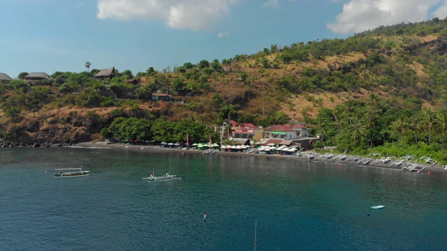 阿米德地区美丽的Jemeluk海湾的航拍。巴厘岛之旅概念视频素材