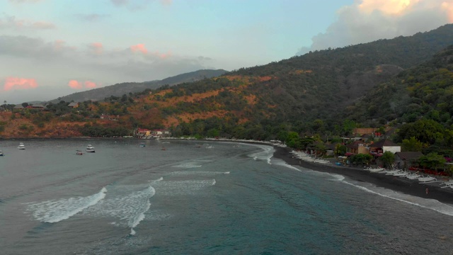 阿米德地区美丽的Jemeluk海湾的航拍。在艾湄湾日落。巴厘岛之旅概念视频素材