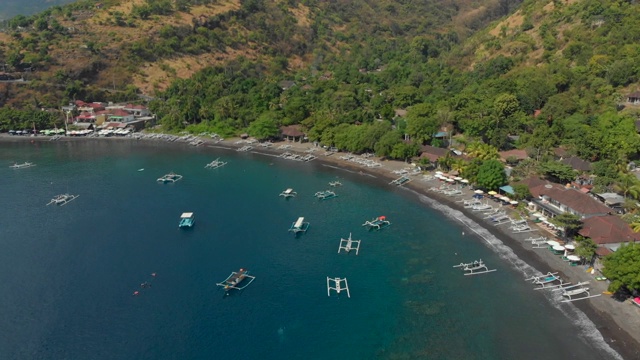 阿米德地区美丽的Jemeluk海湾的航拍。巴厘岛之旅概念视频素材