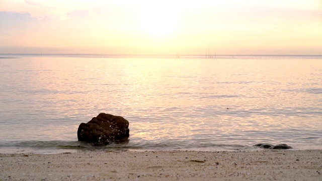 海景的颜色是橙色的，美丽而平静视频素材