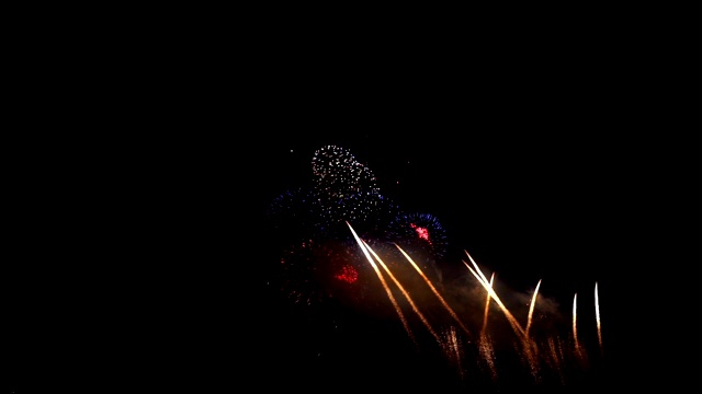 节日的烟花五颜六色的显示孤立在爆炸形状的黑色背景。用来庆祝的漂亮的灯。展示爆炸新年快乐壁纸。视频素材