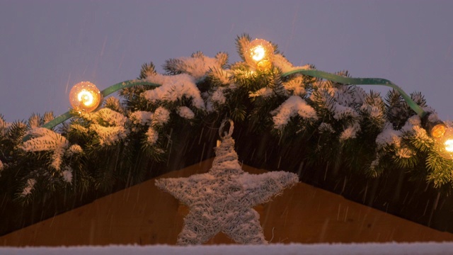 雪花下的露天市场摊位屋顶上的圣诞之星视频素材