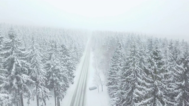 航拍:飞越德国Taunus森林美丽的白雪森林街道视频素材