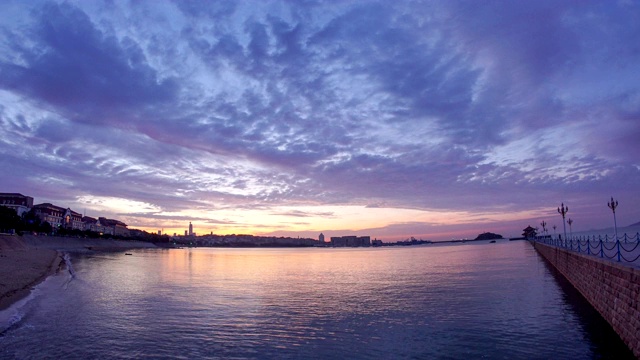 青岛海景，戏剧性的天空，黑夜到白天的时间流逝视频素材