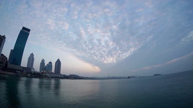 青岛海景，戏剧性的天空，黑夜到白天的时间流逝视频素材