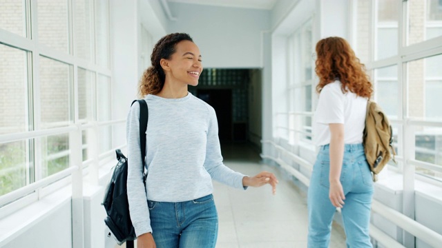 快乐的混血女孩在大学里和女学生击掌视频素材