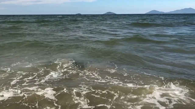 在一个夏天的晚上，越南海岸附近有强烈的海浪视频素材