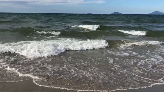 在一个夏天的晚上，越南海岸附近有强烈的海浪视频素材