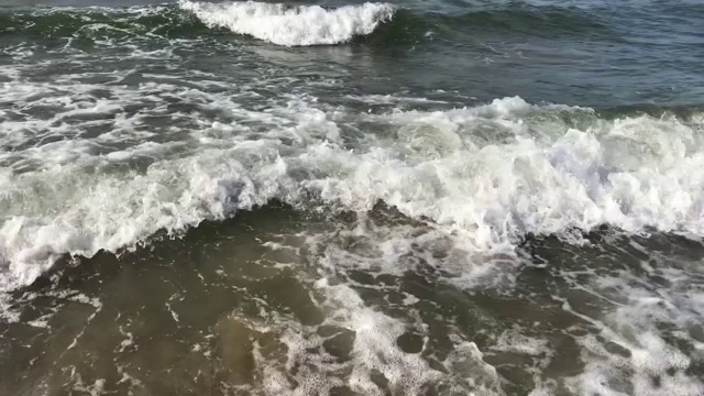 在一个夏天的晚上，越南海岸附近有强烈的海浪视频素材