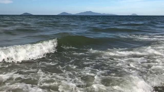 在一个夏天的晚上，越南海岸附近有强烈的海浪视频素材