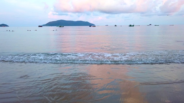 越南康岛，淡紫色海景，粉红色的云彩视频素材