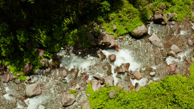 热带雨林的山区河流，菲律宾卡米圭因视频素材