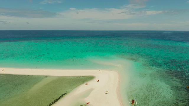 有沙滩的热带岛屿。Camiguin、菲律宾视频素材