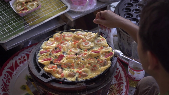 一位女士正在船上准备泰国传统食物。视频下载