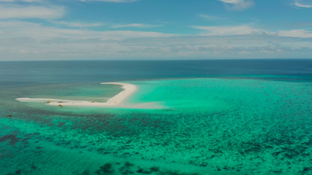 有沙滩的热带岛屿。Camiguin、菲律宾视频素材