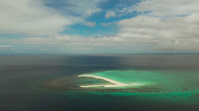 有沙滩的热带岛屿。Camiguin、菲律宾视频素材