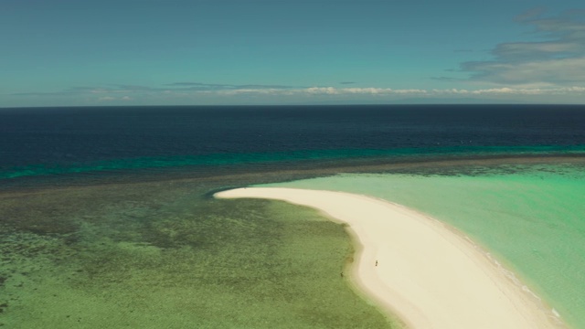 有沙滩的热带岛屿。Camiguin、菲律宾视频素材