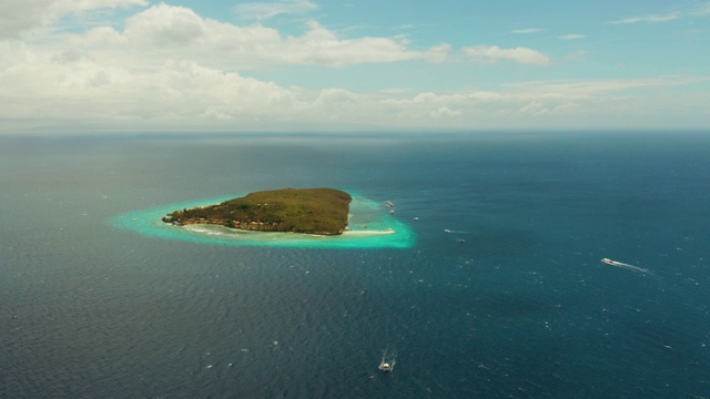 公海上的一个热带岛屿。Sumilon岛,菲律宾视频素材