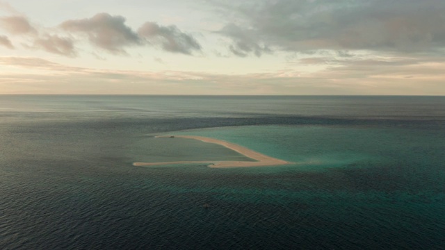 日落时分的热带岛屿。Camiguin、菲律宾视频素材