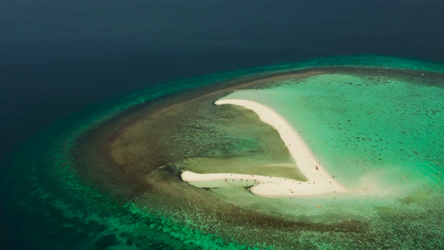 有沙滩的热带岛屿。Camiguin、菲律宾视频素材