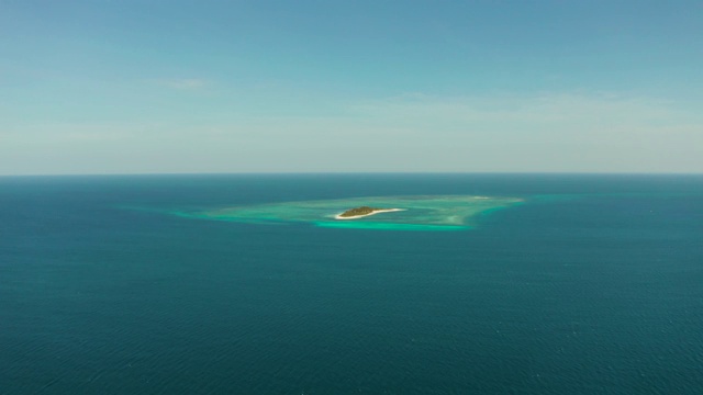 沙滩和蓝色大海的旅游理念。Balabac,菲律宾巴拉望省视频素材