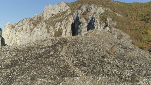 鸟瞰图的岩石山和徒步旅行路线视频素材