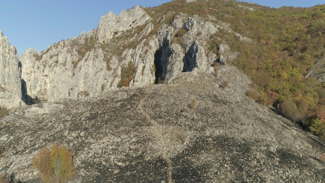 鸟瞰图的岩石山和徒步旅行路线视频素材