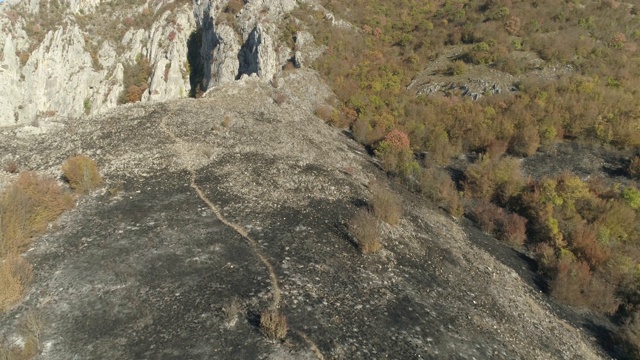 鸟瞰图的岩石山和徒步旅行路线视频素材