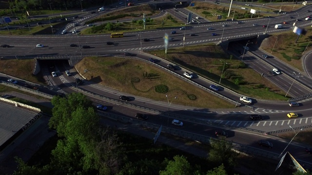 在环岛路上行驶的汽车。鸟瞰图上的汽车交通在公路交叉处视频素材