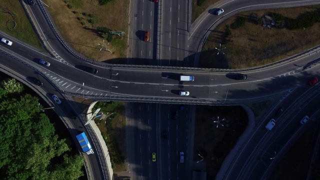 俯视图汽车行驶在高速公路立交桥上。高速公路十字路口的汽车交通视频素材