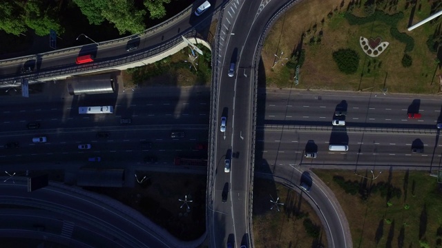 在城市路口行驶的汽车。俯视图汽车交通公路交叉口视频素材