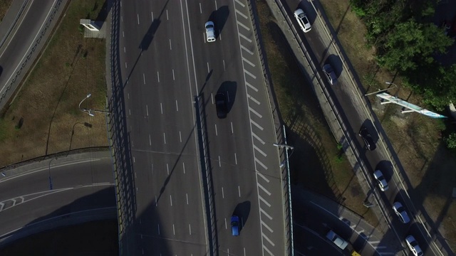 汽车在道路交汇处行驶。无人机在高速公路大桥上观看汽车交通视频素材