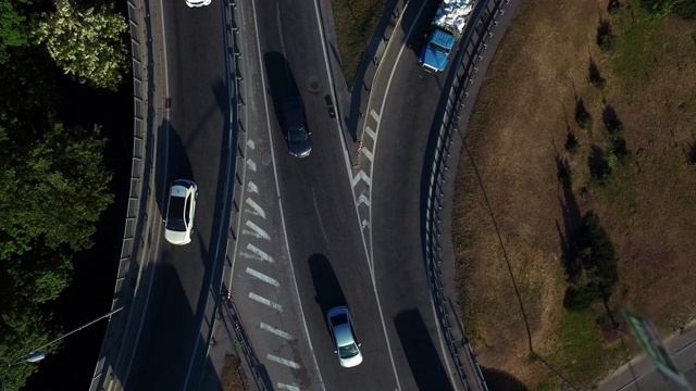 汽车在路口行驶。从无人驾驶汽车在高速公路路口的俯视图视频素材