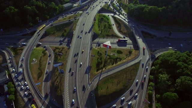 鸟瞰图汽车行驶在公路交叉处。汽车在高速公路立交桥上行驶视频素材