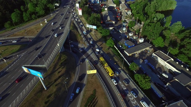 汽车在城市的高速公路交叉路口行驶。鸟瞰高速公路上的汽车交通视频素材