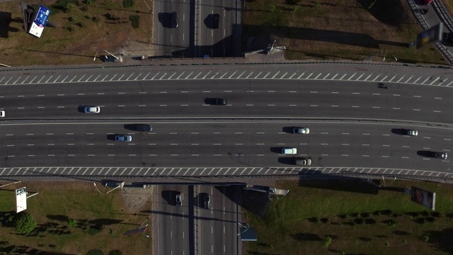 高速公路上车辆川流不息。鸟瞰图汽车行驶在高速公路立交视频素材