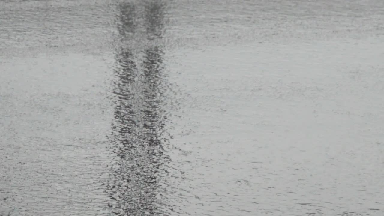 被一辆经过洪水的汽车溅到。雨天在城市道路上行驶的汽车。缓慢的运动。视频素材