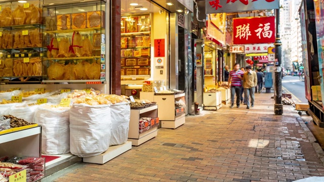 慢镜头:香港市中心上环西市场海鲜干及食补街的行人及交通背景视频购买