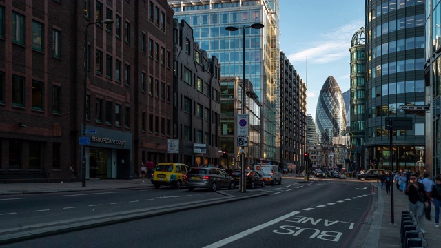 慢镜头:英国伦敦市中心利物浦大街上的通勤人群视频素材