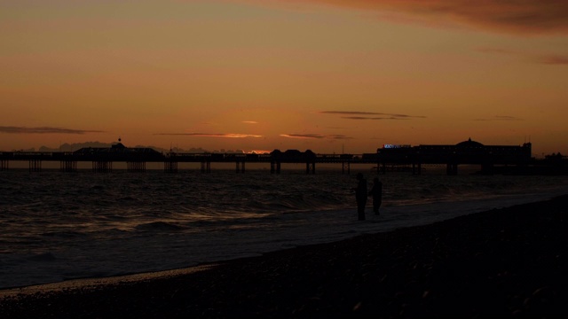 海滩和码头的日落景色视频素材