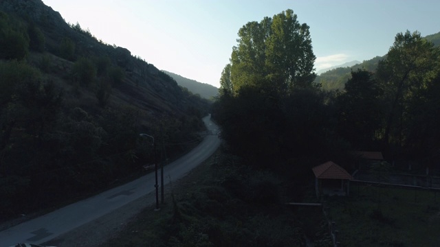 无人机拍摄的森林道路视频素材