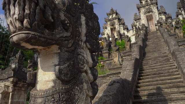 手持拍摄的石龙守卫在贝舍基寺的楼梯在Karangasem，东巴厘岛，印度尼西亚视频素材