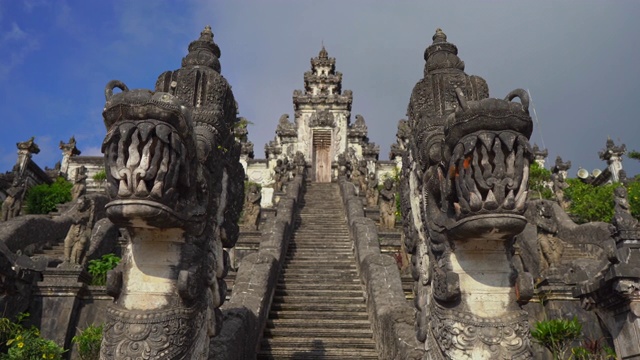 手持拍摄的石龙守卫在贝舍基寺的楼梯在Karangasem，东巴厘岛，印度尼西亚视频素材