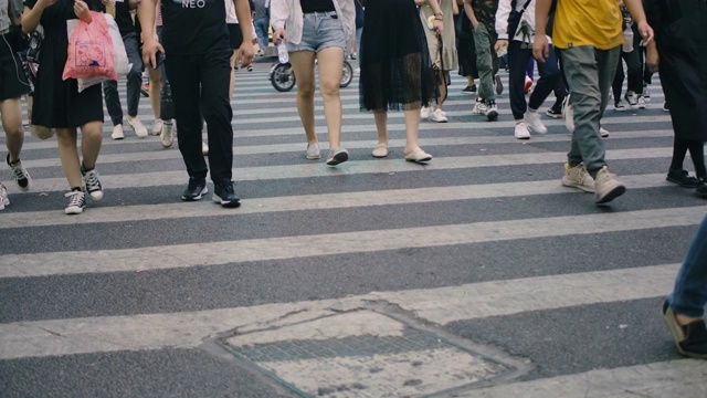 繁忙的人们在人行横道上缓慢移动的斑马线在高峰时间视频素材