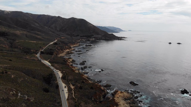 bs99_高飞显示巨大的山和岩石海岸慢慢地向右移动。视频下载