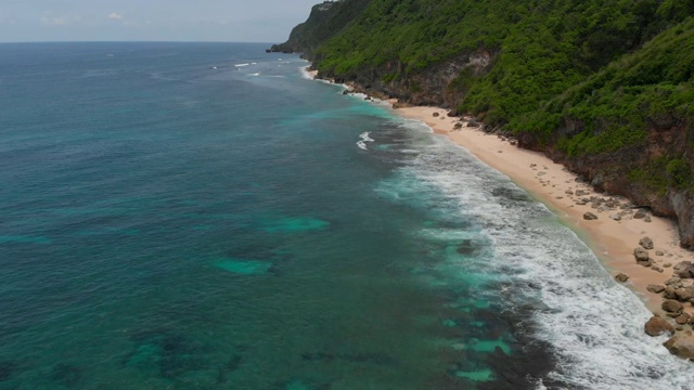 鸟瞰图的热带海滩与悬崖和海洋在巴厘岛。视频素材