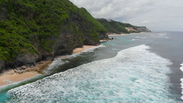 鸟瞰图的热带海滩与悬崖和海洋在巴厘岛。视频素材