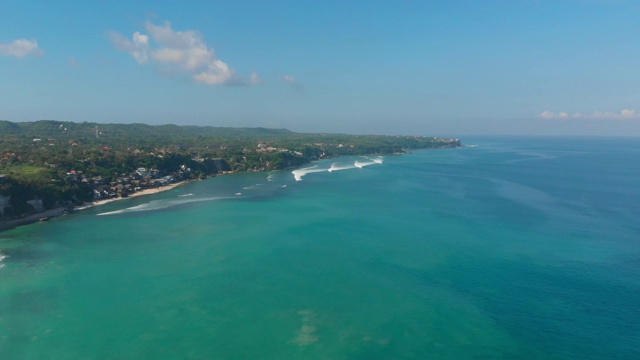 美丽的热带绿松石海洋与波浪，鸟瞰巴厘岛。视频素材